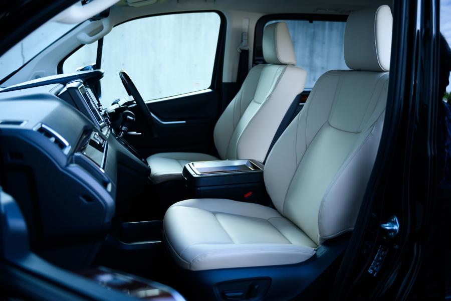 Интерьер Toyota GranAce Premium 2019 года  (фото 15 из 26)